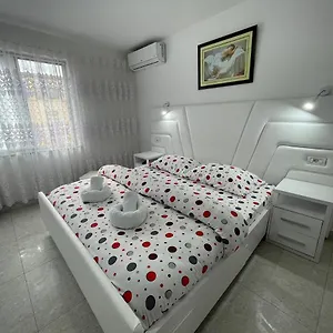 Apartment Romance, Tirana